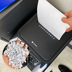 Шредер Heleos АП37-4 черный/серебристый с автоподачей (секр.P-4) фрагменты 220лист. 37лтр. скрепки с